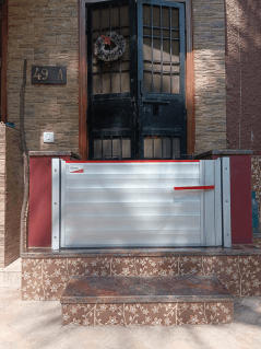 Modular flood barrier deployment at a commercial perimeter